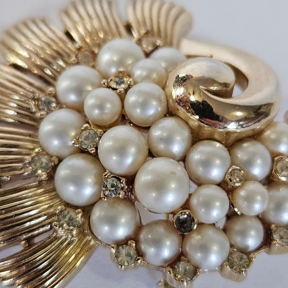 Vintage Signed Crown Trifari 1950s Alfred Philippe Faux Pearl Rhinestone Brooch - Picture 6 of 13